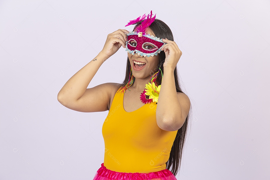 Linda mulher vestida com fantasia de carnaval.