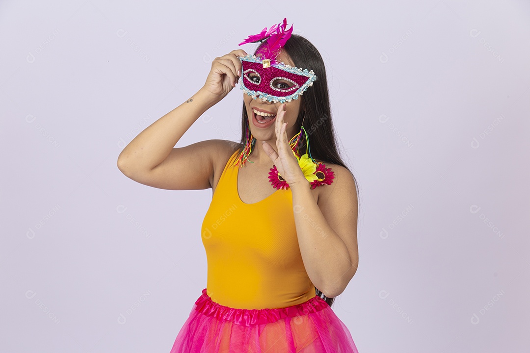 Linda mulher de máscara  fantasia de carnaval.