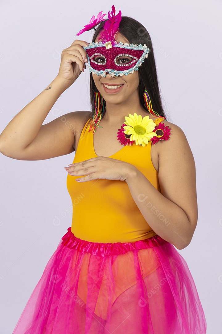 Linda mulher usando máscara fantasia de carnaval.