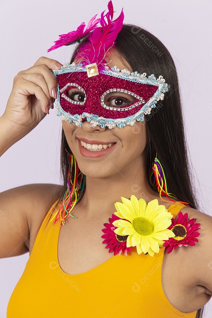 Linda mulher usando máscara fantasia de carnaval.