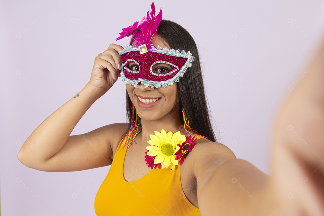 Linda mulher usando máscara fantasia de carnaval.