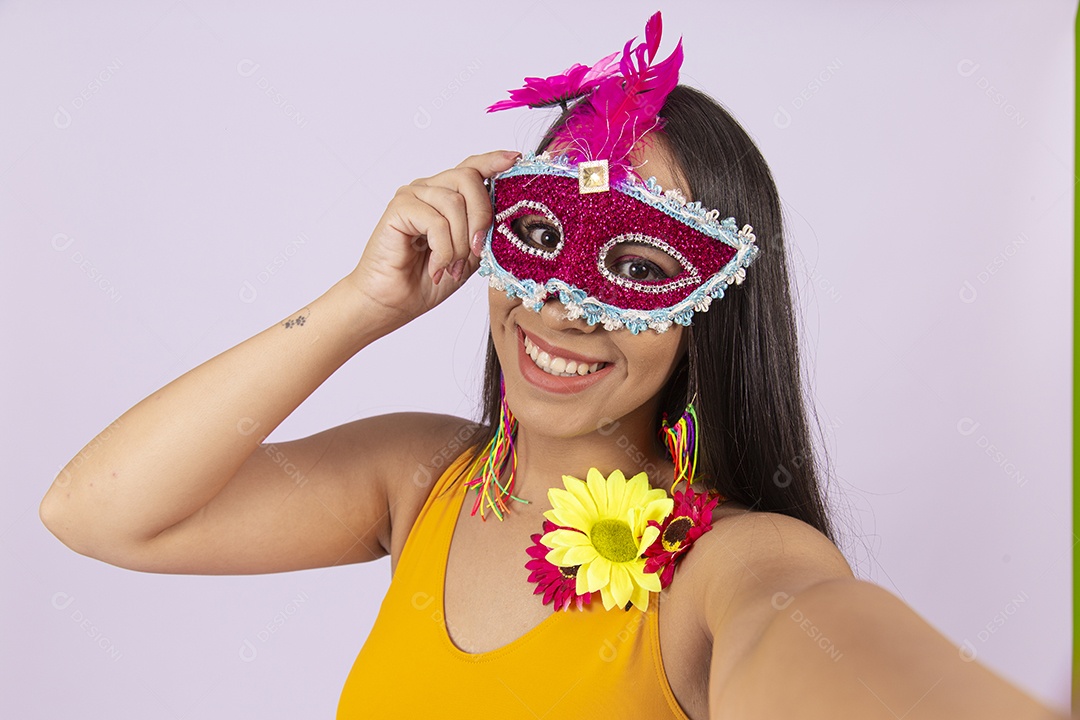 Linda mulher usando máscara fantasia de carnaval.