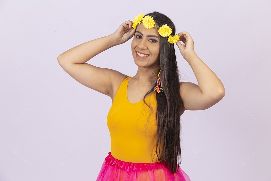 Linda mulher vestida com fantasia de carnaval.