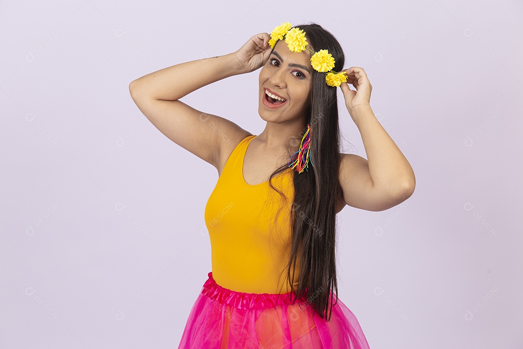 Linda mulher vestida com fantasia de carnaval.