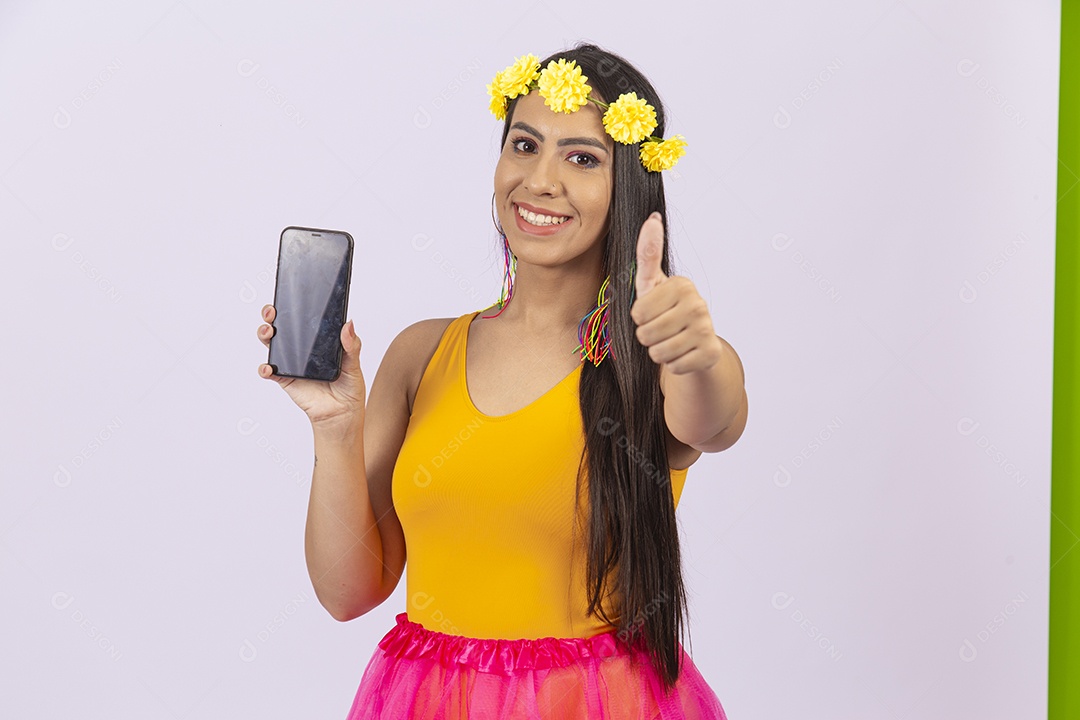 Linda mulher vestida com fantasia de carnaval segurando celular.