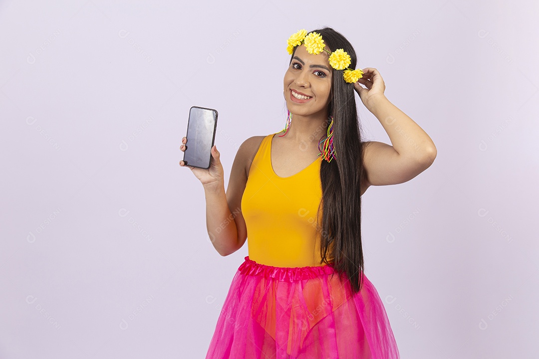 Linda mulher vestida com fantasia de carnaval.