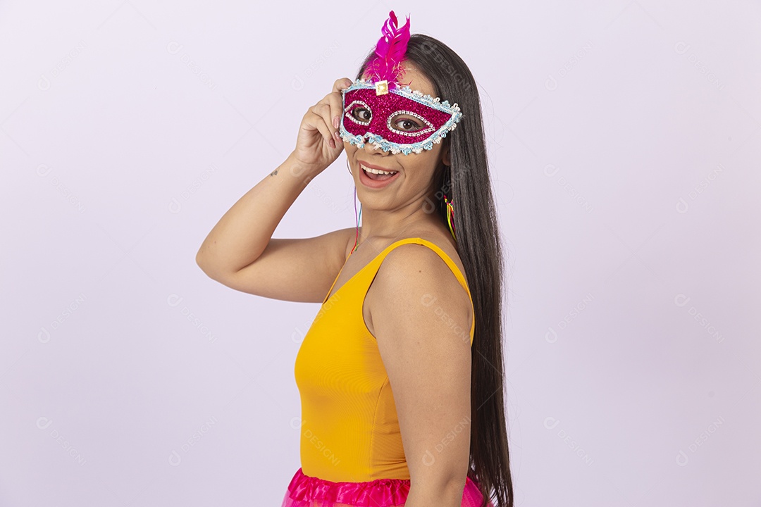 Linda mulher usando máscara fantasia de carnaval.
