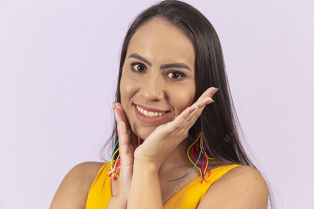 Linda mulher sorridente sobre um fundo branco.