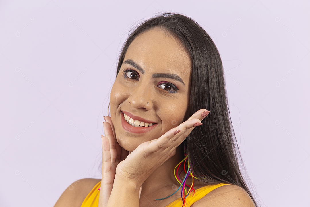 Linda mulher com blusa amarela sobre fundo branco.