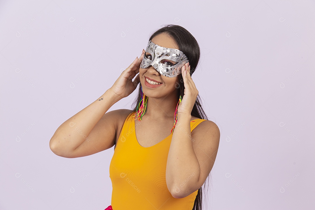Linda mulher vestida de blusa amarela e máscara fantasia.