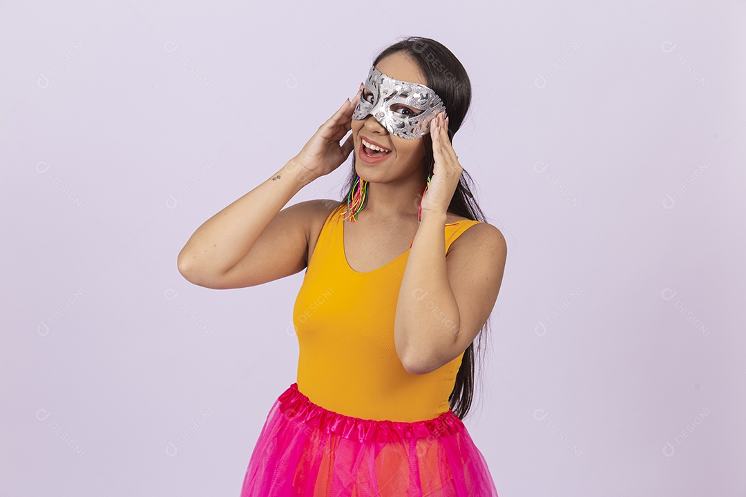 Linda mulher vestida de blusa amarela e máscara fantasia.