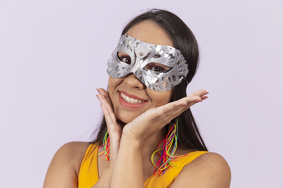 Linda mulher vestida de blusa amarela e máscara fantasia.
