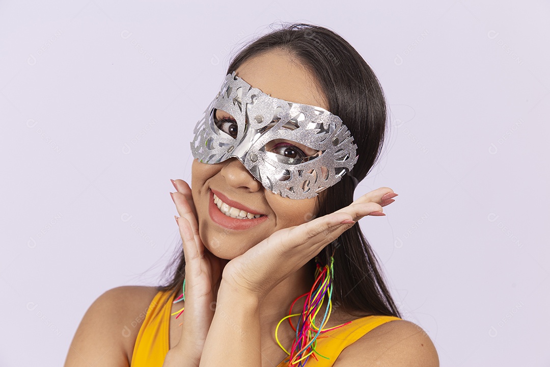 Linda mulher vestida de blusa amarela e máscara fantasia.