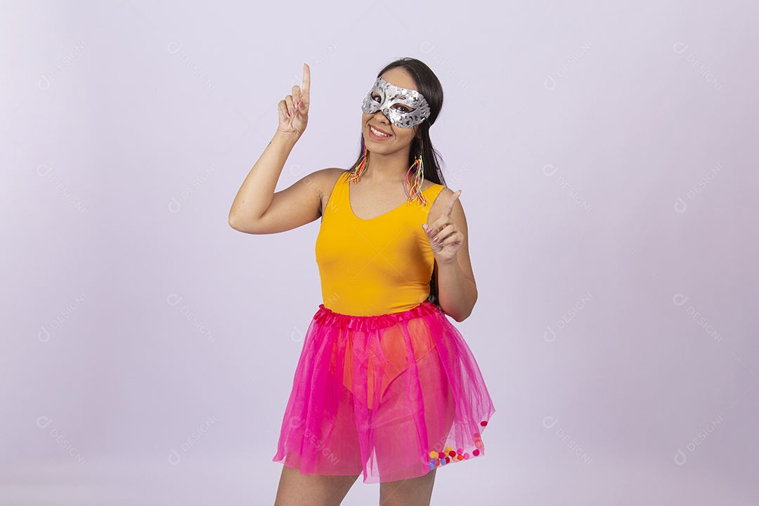 Linda mulher com fantasia de carnav