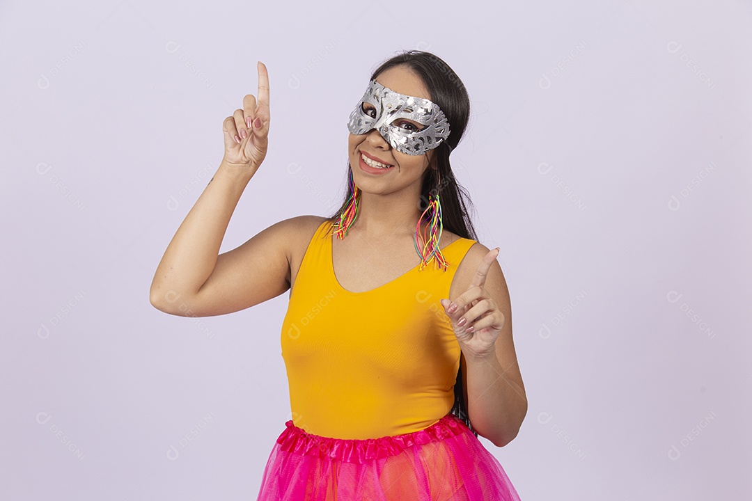 Linda mulher vestida de blusa amarela e máscara fantasia.