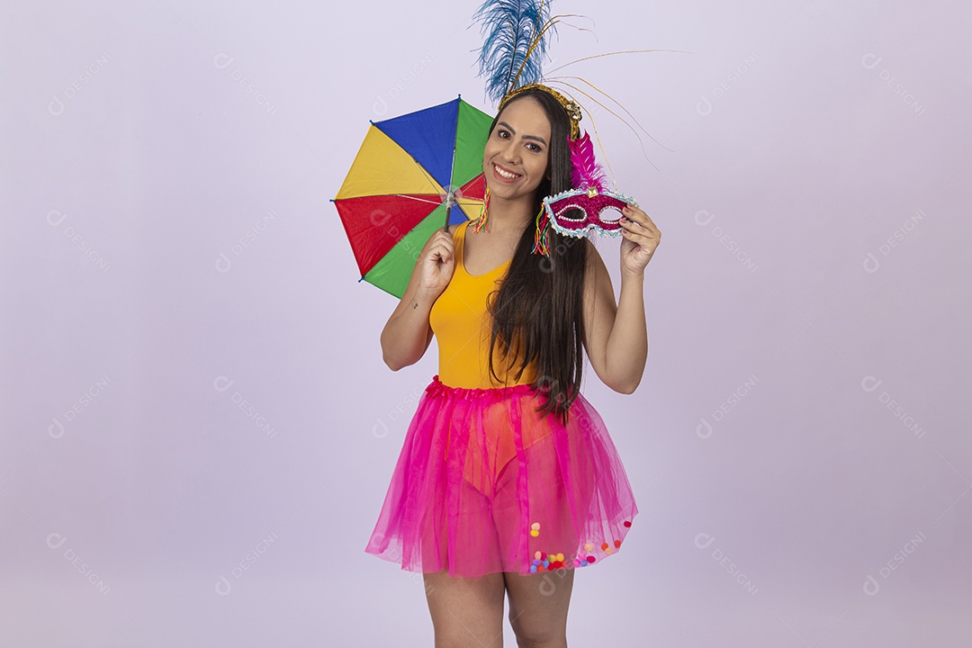 Linda mulher vestida com fantasia de carnaval estilo frevo.