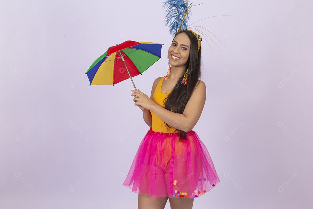 Linda mulher vestida com fantasia de carnaval estilo frevo.