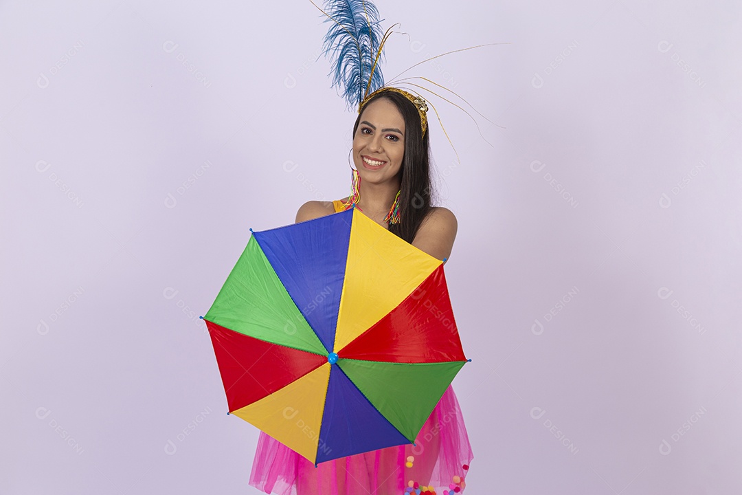 Linda mulher vestida com fantasia de carnaval estilo frevo.