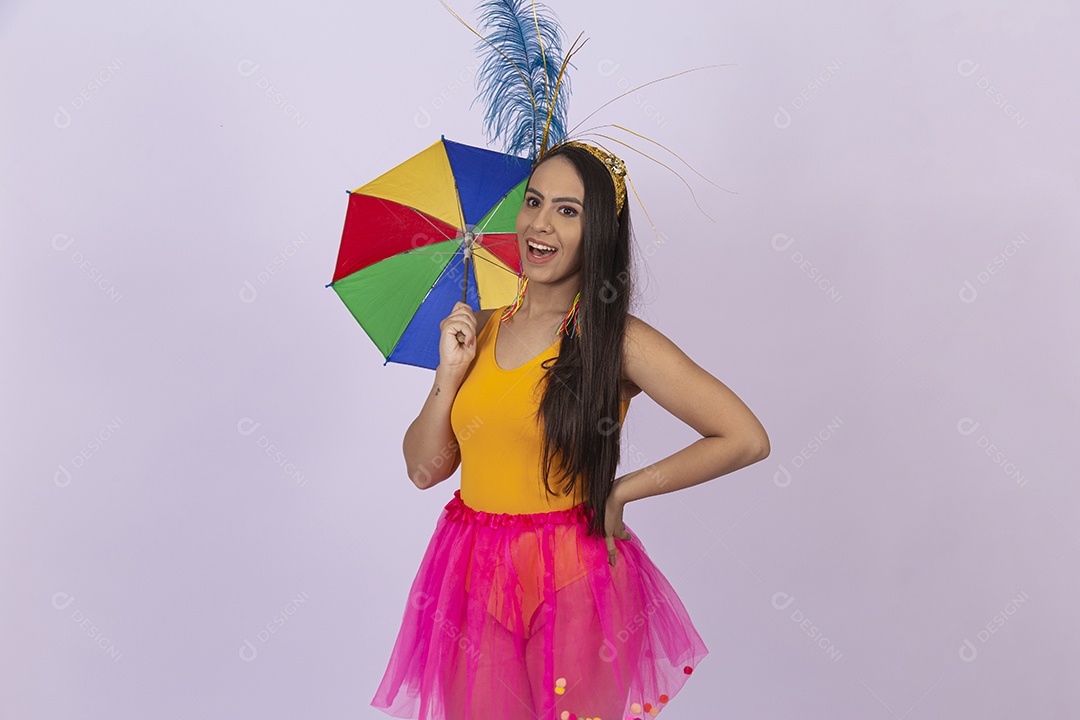 Linda mulher vestida com fantasia de carnaval estilo frevo.