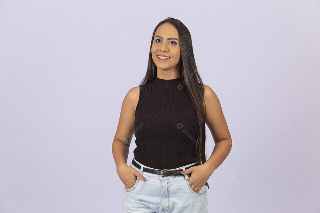 Linda mulher vestida de blusa preta sobre um fundo isolado branco.