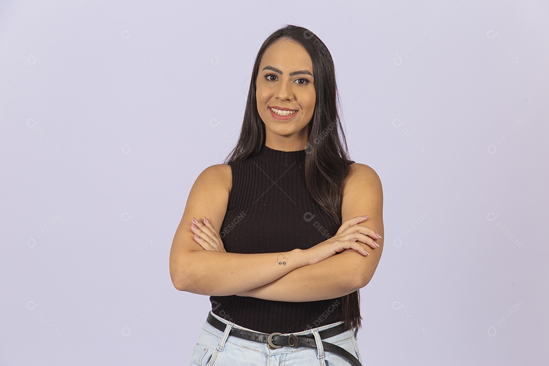 Linda mulher de braços cruzados vestida de blusa preta sobre um fundo isolado branco.