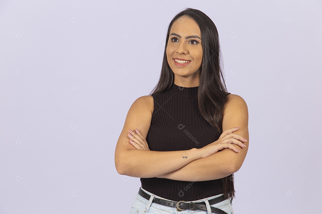 Linda mulher vestida de blusa preta sobre um fundo isolado branco.
