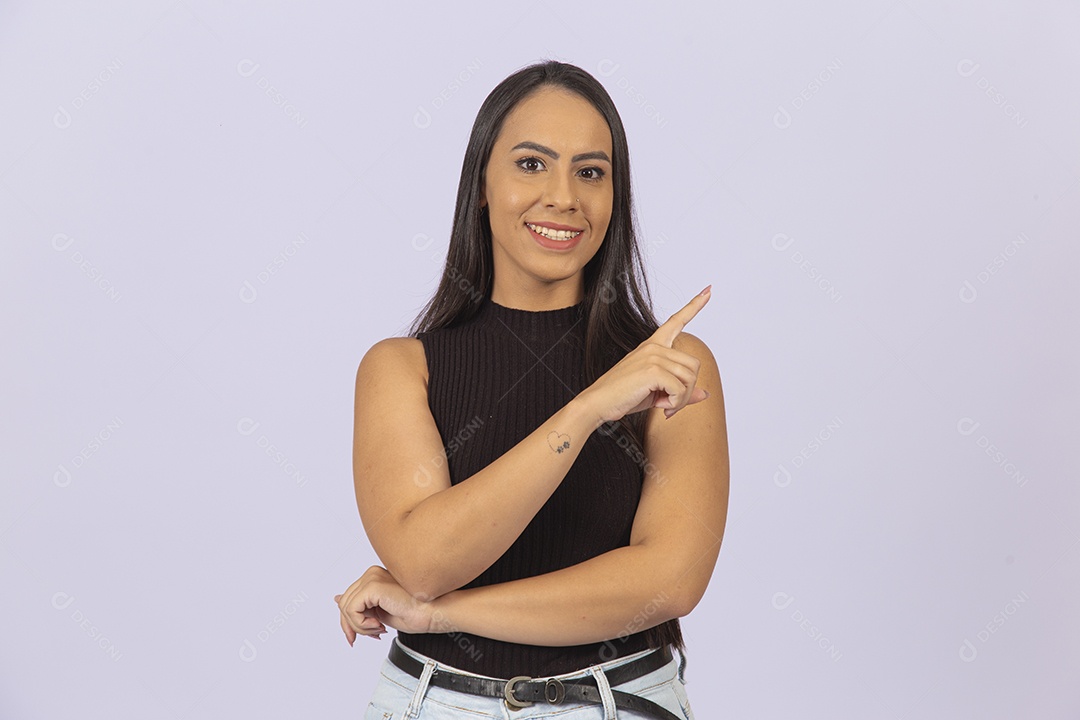 Linda mulher apontando para o lado, vestida de blusa preta sobre um fundo isolado branco.