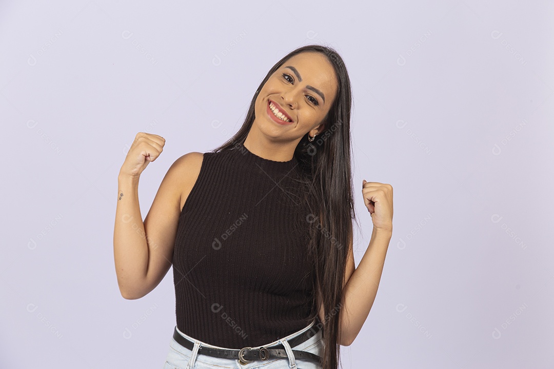Linda mulher vestida de blusa preta sobre um fundo isolado branco.