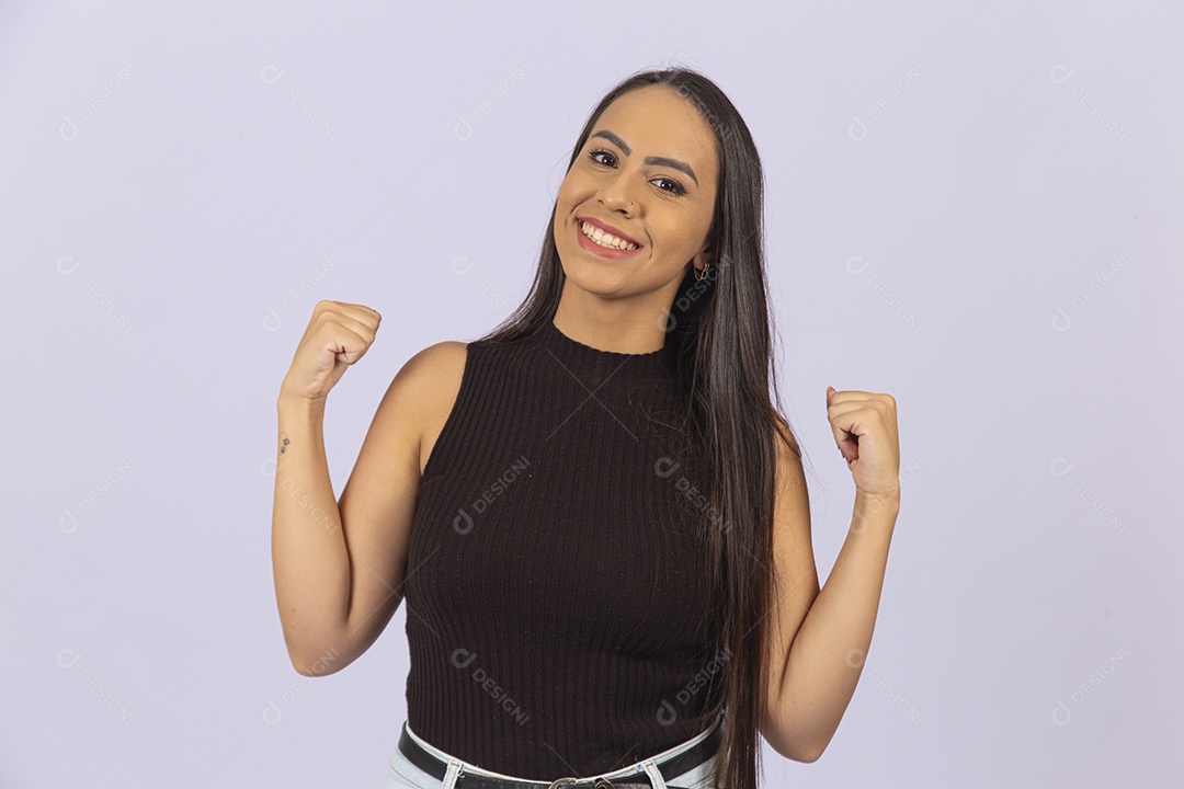 Linda mulher vestida de blusa preta sobre um fundo isolado branco.