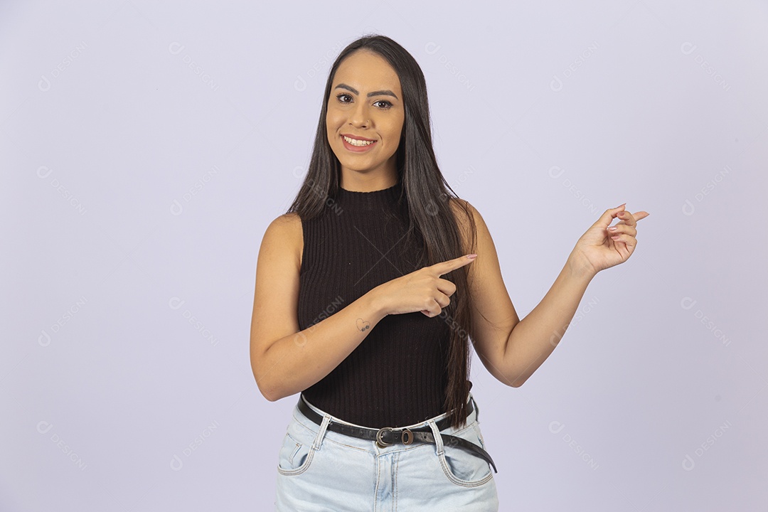 Linda mulher  apontando para o lado vestida de blusa preta;