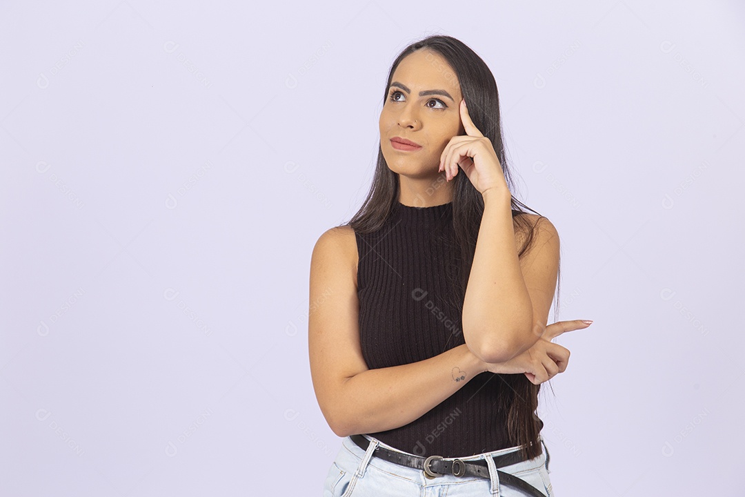 Linda mulher olhando para o lado vestida de blusa preta sobre um fundo isolado branco.