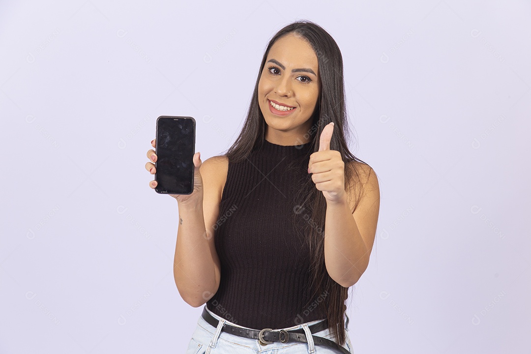 Linda mulher segurando celular vestida de blusa preta sobre um fundo isolado branco.
