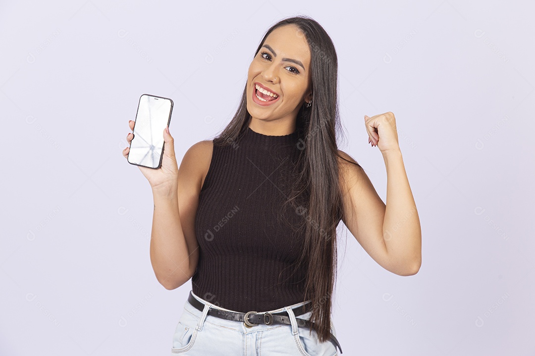 Linda mulher vestida de blusa preta sobre um fundo isolado branco.