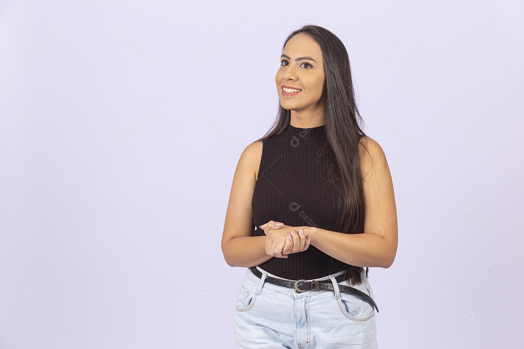 Linda mulher vestida de blusa preta sobre um fundo isolado branco.