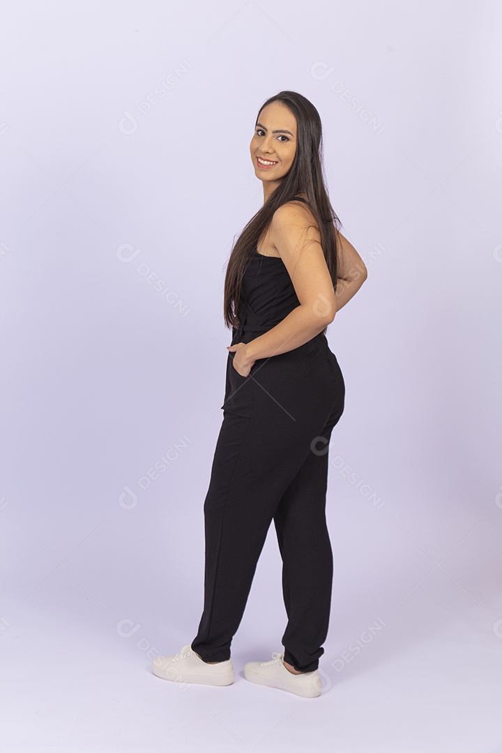 Linda mulher vestida de preto sobre um fundo isolado branco.