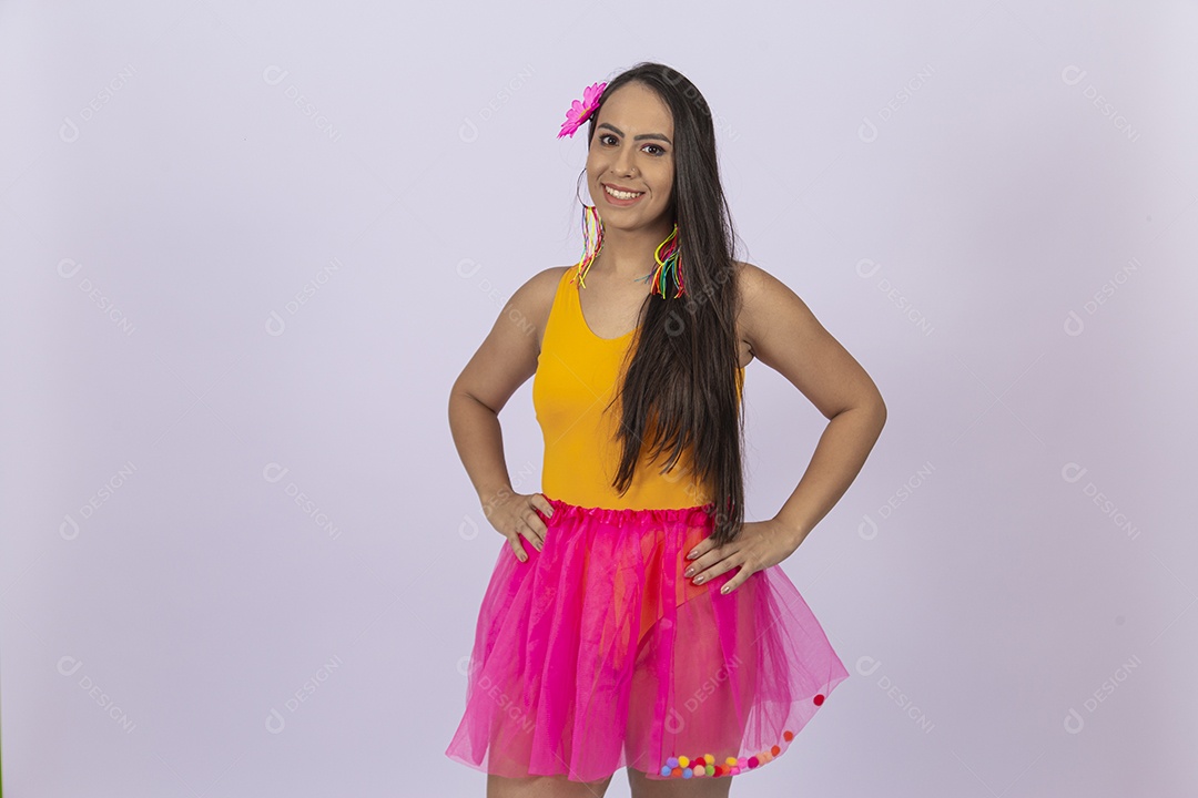 Linda mulher com fantasia de carnaval sobre fundo isolado branco.