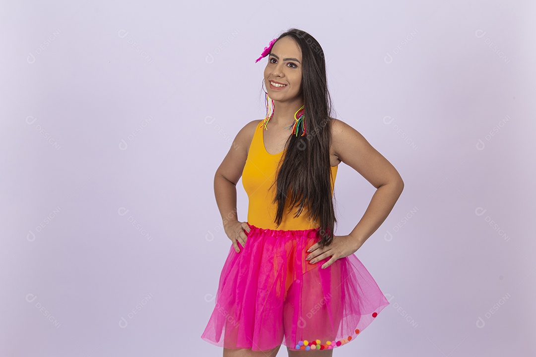 Linda mulher com fantasia de carnaval sobre fundo isolado branco.