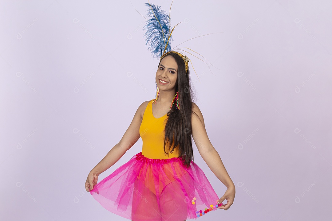 Linda mulher vestida com fantasia de carnaval.