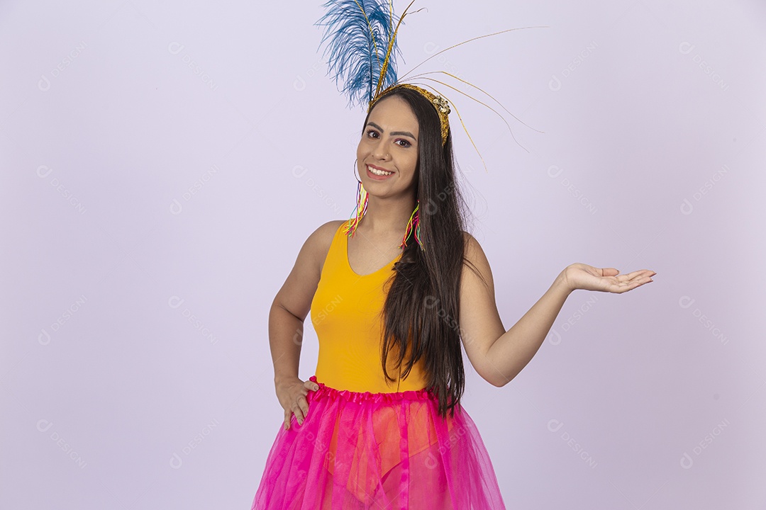 Linda mulher com fantasia de carnaval sobre fundo isolado branco.