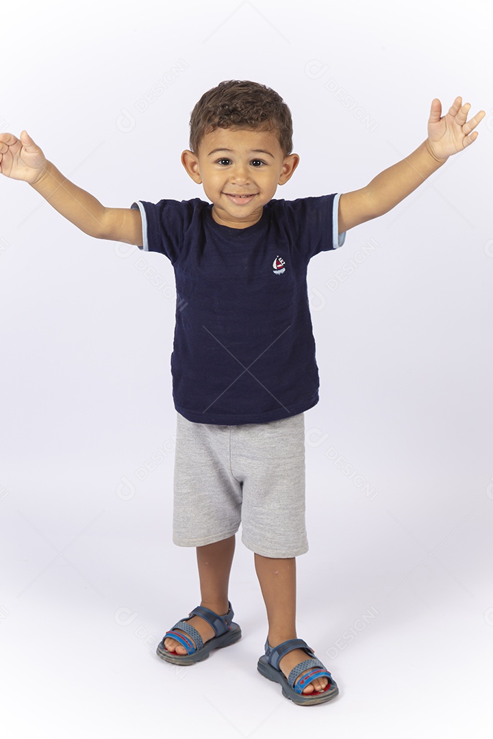 Criança feliz com os braços aberto sobre um fundo branco