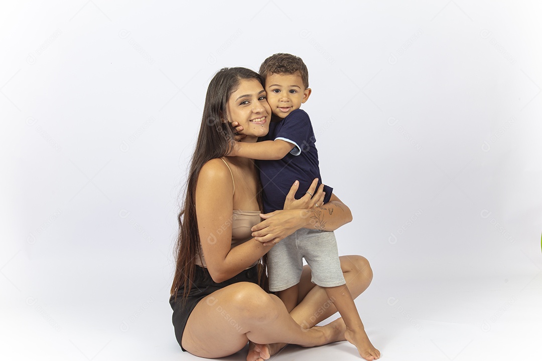 Mãe sentada no chão recebendo abraço do filho