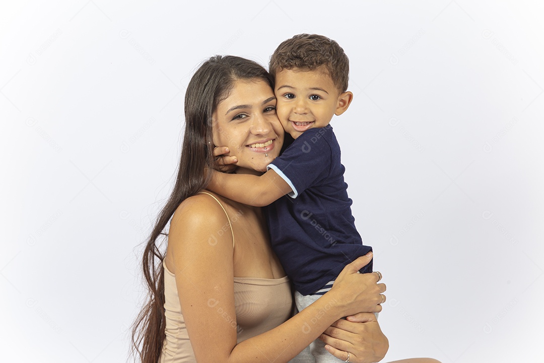 Mãe sentada no chão recebendo abraço do filho
