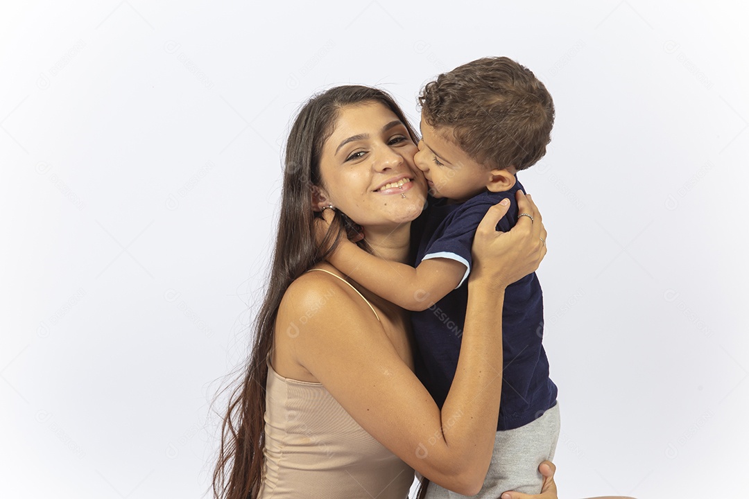 Filho beijando mãe sentada fundo branco.
