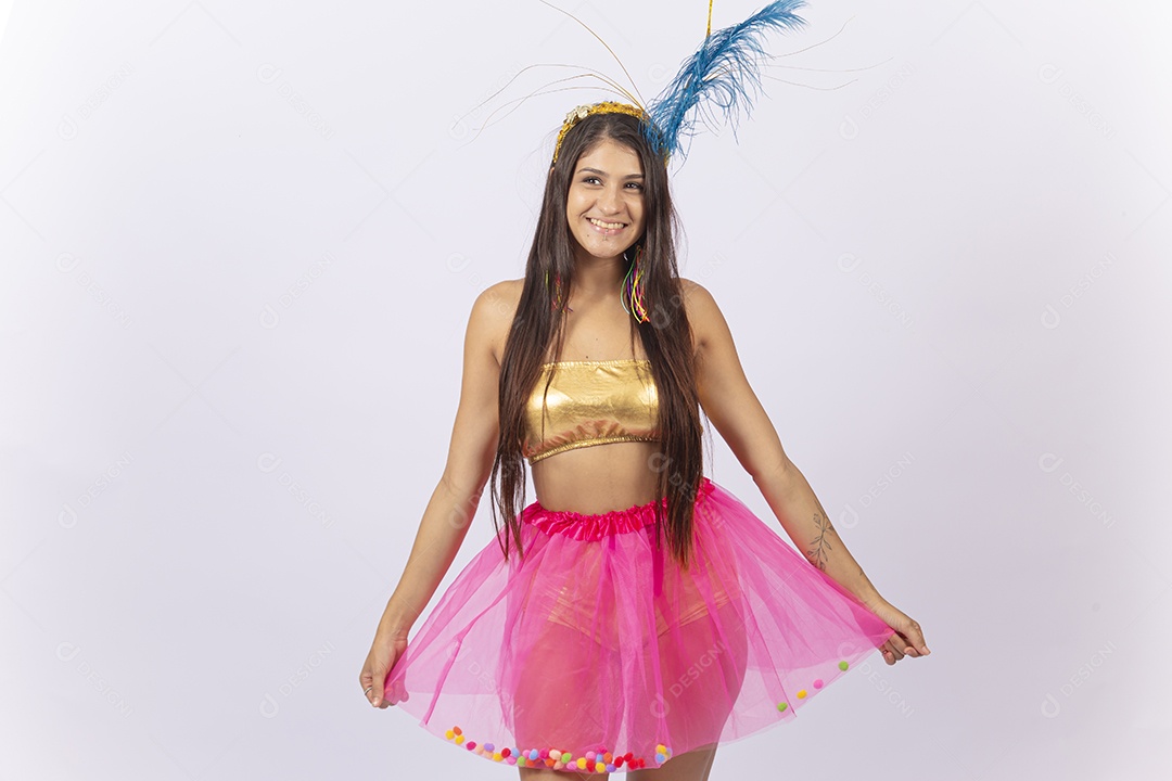 Linda jovem mulher com fantasia de carnaval  fundo branco.