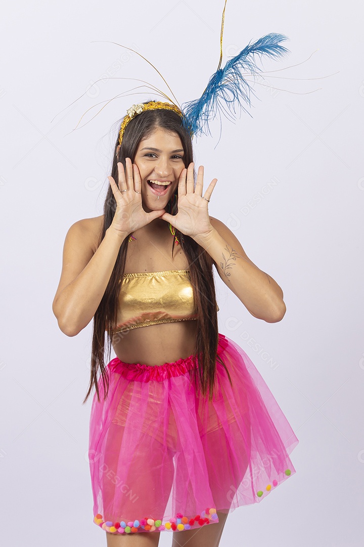 Linda mulher vestida com fantasia de carnaval.