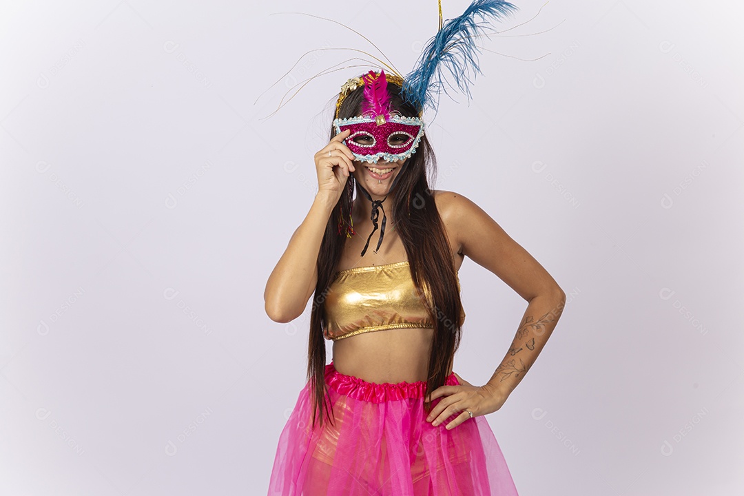 Linda mulher com máscara de carnaval  fundo branco.