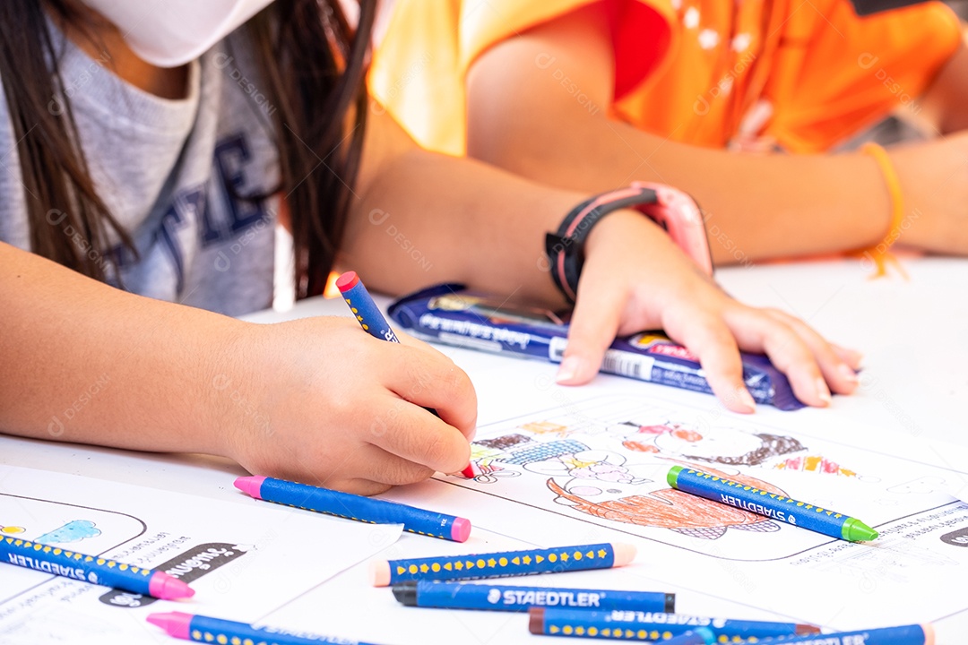 Criança fazendo tarefa