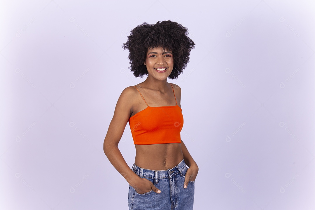 Linda jovem negra  usando blusa laranja sobre fundo branco.
