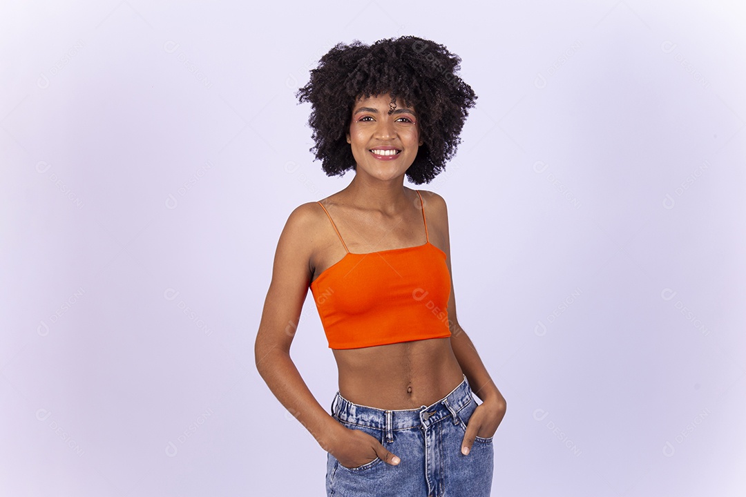 Linda jovem negra  usando blusa laranja sobre fundo branco.