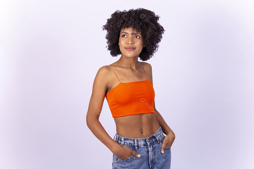 Linda jovem negra  usando blusa laranja sobre fundo branco.